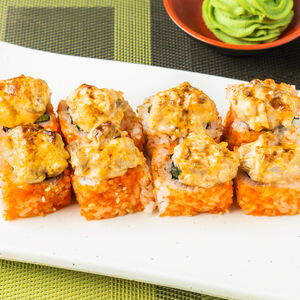 Запеченный ролл с лососем