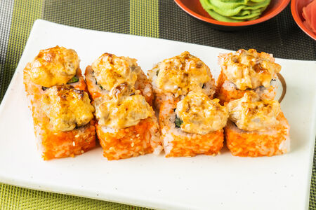 Запеченный ролл с лососем