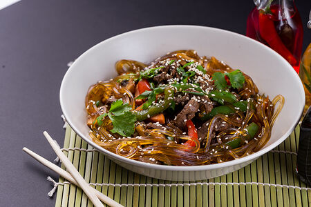 Вок со стеклянной лапшой Чапчхэ