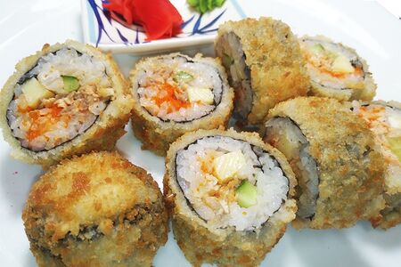 Жареный ролл Сяке темпура спайси