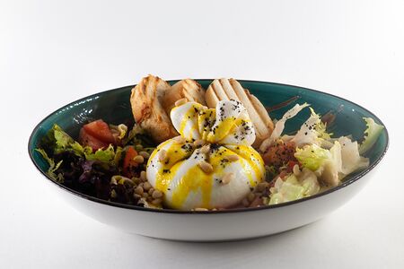 Салат буррата со спелыми томатами