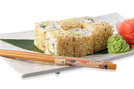 Ролл Калифорния с крабом с кунжутом