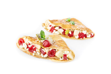 Блин с творогом и фруктами