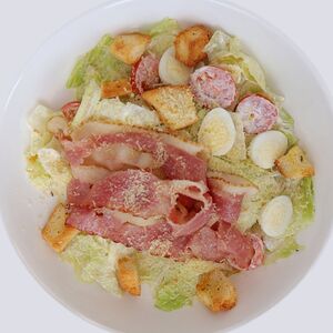 Салат Цезарь с беконом