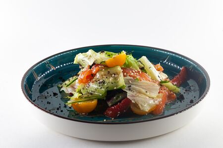 Лосось, огурец и томаты черри