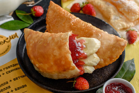 Чебурек с клубникой и бананом