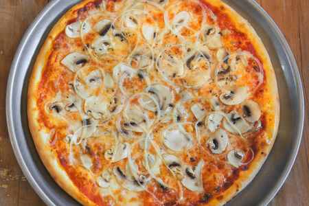 Пицца с грибами и сыром