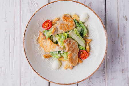 Салат Цезарь с курицей