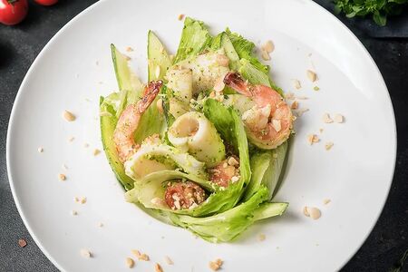 Салат с креветками и кальмаром под соусом песто