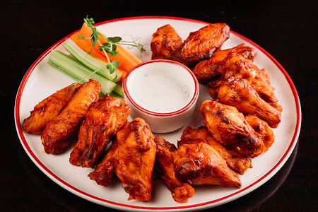 Запеченные куриные крылья под соусом шрирача
