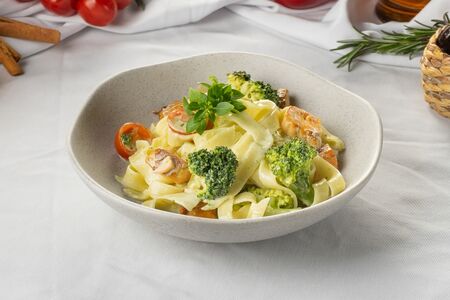 Пенне с лососем и брокколи