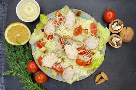 Салат Цезарь с курицей