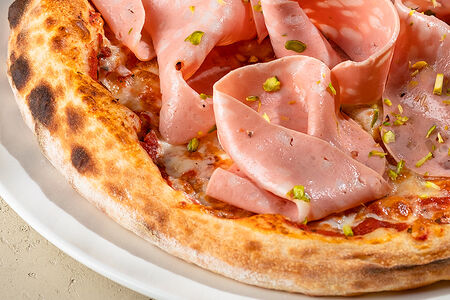 Мортаделла и фисташки