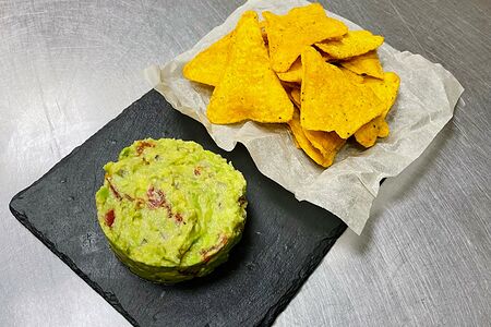 Начос с мексиканским соусом из авокадо