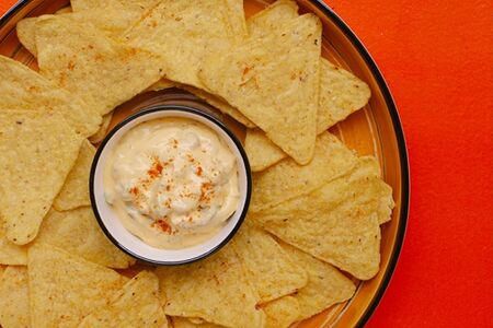 Начос с острым сырным соусом