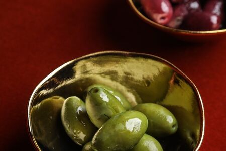 Большие изумрудные оливки