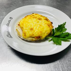 Запеченное филе минтая с луком под сыром