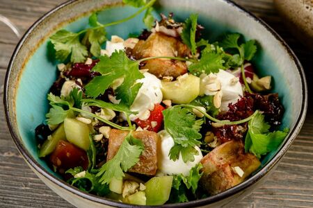 С жареными баклажанами, кремом фета и орехами кешью