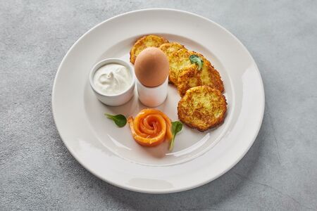 Драники с лососем и яйцом в мешочке