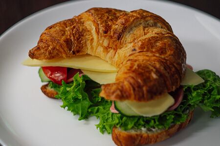 Круассан с ветчиной и сыром