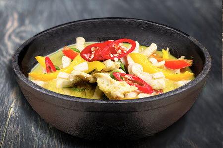 Зеленое карри с куриным филе, кокосовым молоком, бамбуком и базиликом