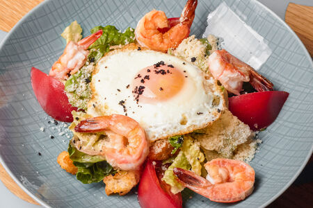 Салат Цезарь с креветками