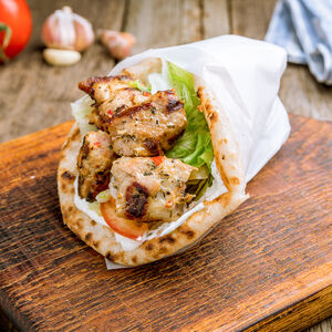 Пита Сувлаки из курицы в беконе