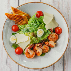 Салат Цезарь с креветками