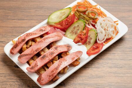 Хот-дог на тарелке