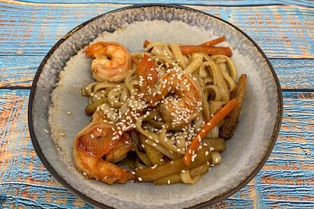 Удон с креветками и овощами