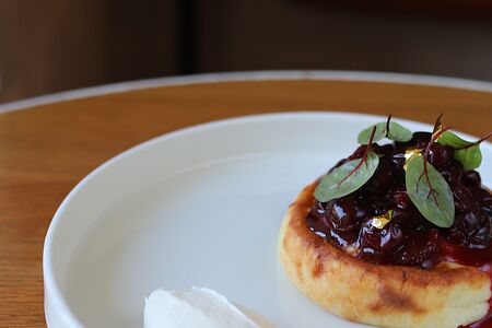 Гранд-сырник с вишней и щавелем