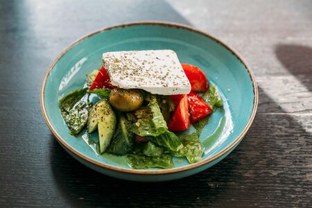 Салат Овощной с фетой и соусом Гремолата