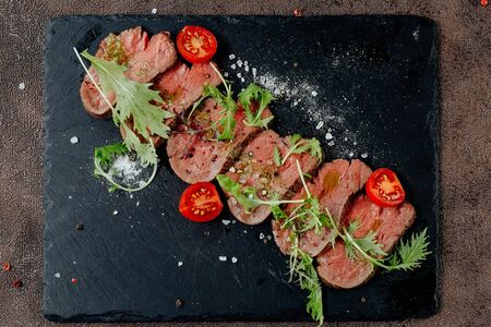 Нарезка из домашнего ростбифа