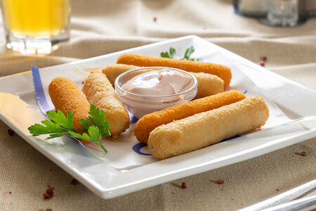 Сырные палочки с розовым соусом