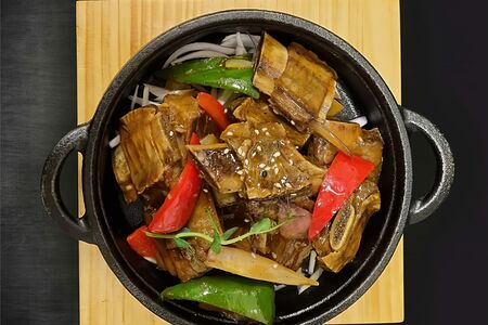 Говяжьи ребрышки на чугуне