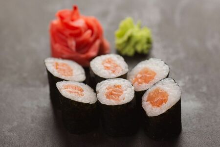 Ролл с лососем