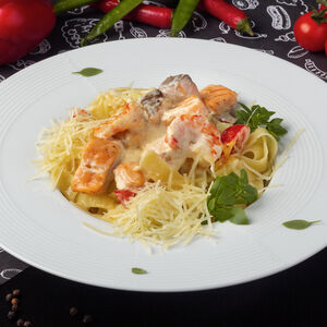 Тальятелле с лососем в сливочном соусе