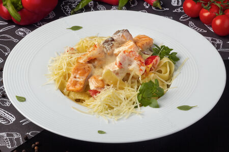 Тальятелле с лососем в сливочном соусе