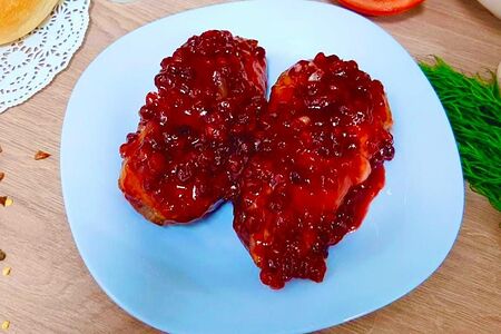 Филе утки в брусничном соусе