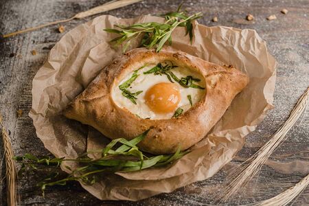 Хачапури-лодочка с копченым сулугуни, тархуном и яйцом