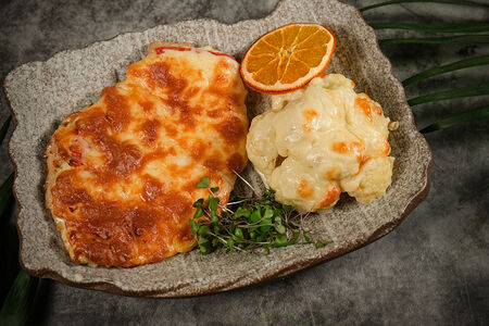 Куриная грудка под сыром с цветной капустой