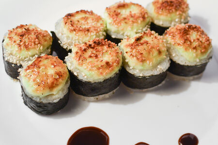 Запеченный ролл с креветкой