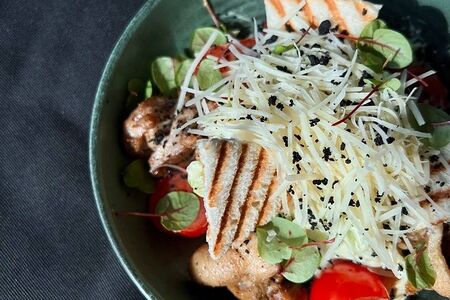 Цезарь с курицей