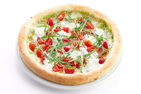 Пицца с сыром страчателла, рукколой и томатами черри