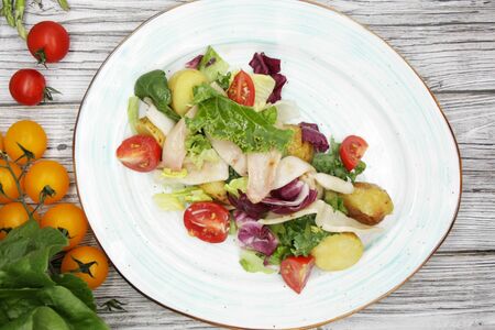 Теплый салат с кальмарами