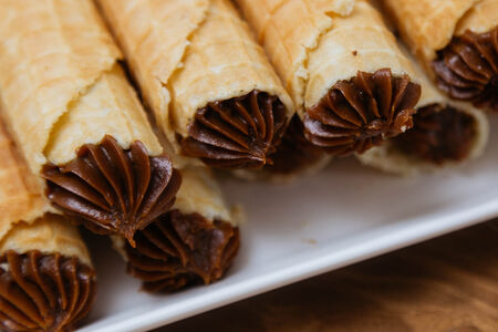 Вафельная трубочка с вареной сгущенкой