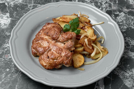 Большой кусок свинины с картофелем по-деревенски