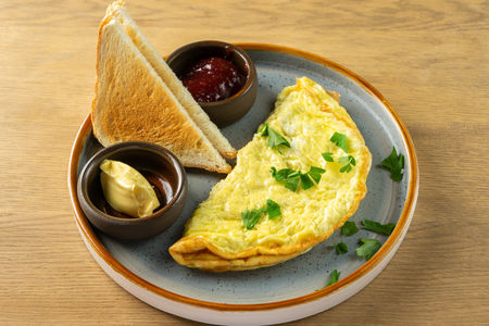 Омлет из трёх яиц с тостами, джемом и маслом