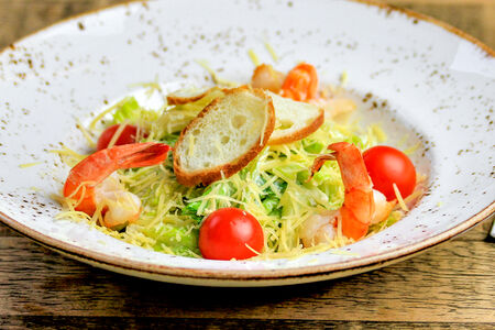 Салат Цезарь с креветками