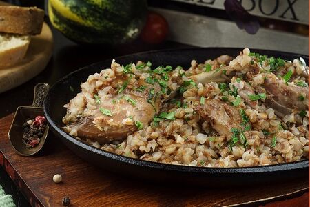 Утиная ножка, томлённая с гречкой в соусе демиглас